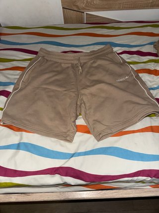 Pantalón corto Adidas beige