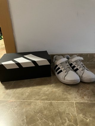 Zapatillas Adidas niño talla 35, como nuevas