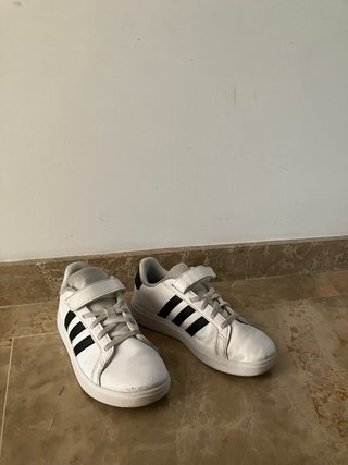 Zapatillas Adidas niño talla 35, como nuevas