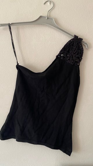 Camiseta Mango negra asimétrica crochet