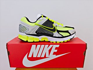 NIKE ZOOM VOMERO 5