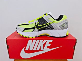 NIKE ZOOM VOMERO 5