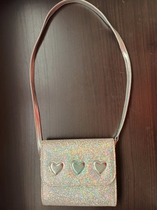 Bolso infantil brillante con corazones