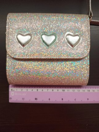 Bolso infantil brillante con corazones