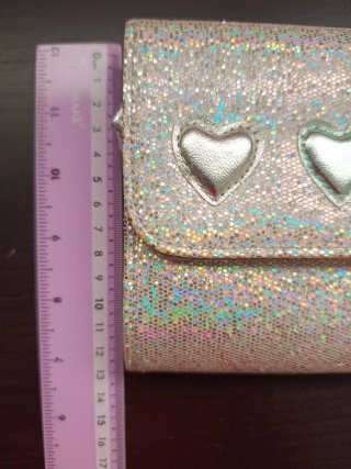 Bolso infantil brillante con corazones