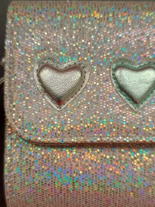 Bolso infantil brillante con corazones