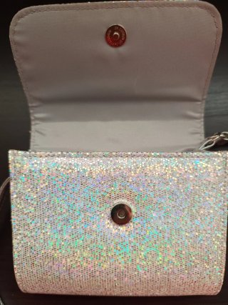 Bolso infantil brillante con corazones