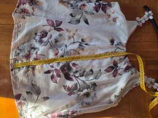 Blusa floral blanca y multicolor