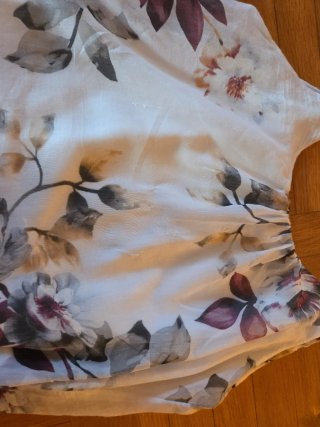 Blusa floral blanca y multicolor