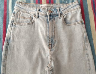 Pantalón largo vaquero. Talla 36. Stradivarius.
