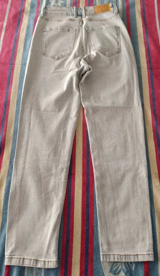 Pantalón largo vaquero. Talla 36. Stradivarius.