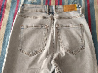 Pantalón largo vaquero. Talla 36. Stradivarius.