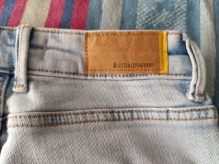 Pantalón largo vaquero. Talla 36. Stradivarius.