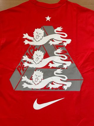Camiseta Nike x Palace Inglaterra