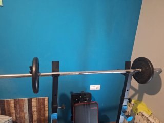 Rack + Banco de pesas con barra y discos