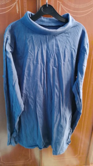 Camiseta azul de cuello alto