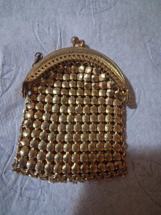 Monedero antiguo de metal dorado