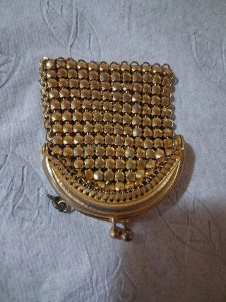 Monedero antiguo de metal dorado