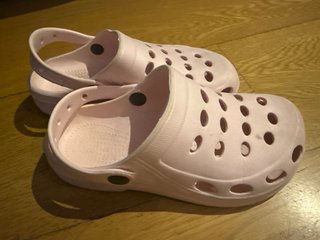 Crocs rosas pastel niña verano