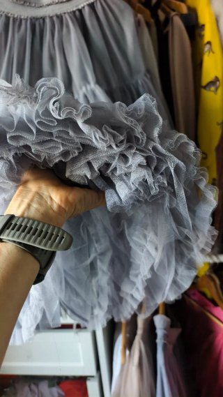 Falda de tul gris con mucho volumen, longitud 60cm