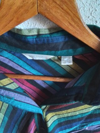 Camisa "Mango" rayas multicolor, versátil, cómoda.
