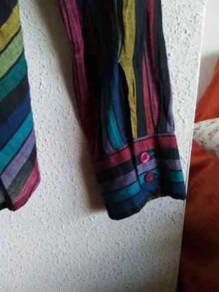 Camisa "Mango" rayas multicolor, versátil, cómoda.