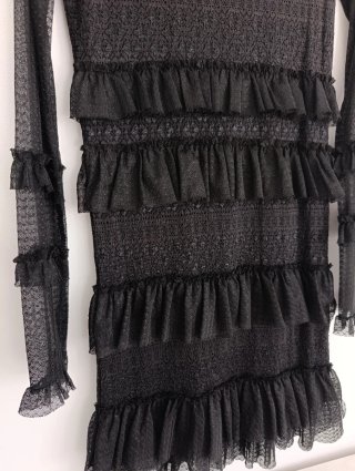 Vestido negro con volantes Guess.