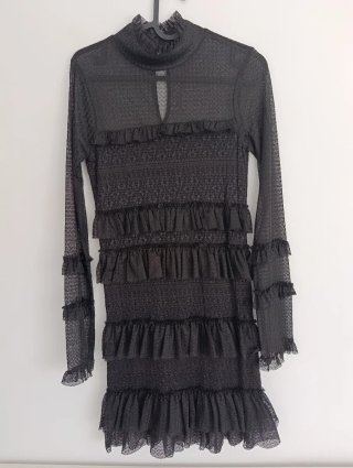 Vestido negro con volantes Guess.