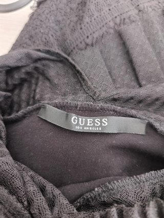 Vestido negro con volantes Guess.