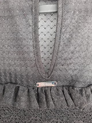 Vestido negro con volantes Guess.