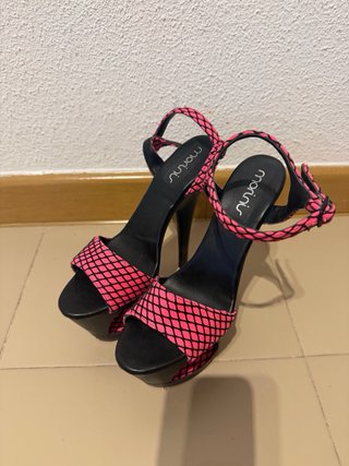 Tacones de plataforma rosa y negro