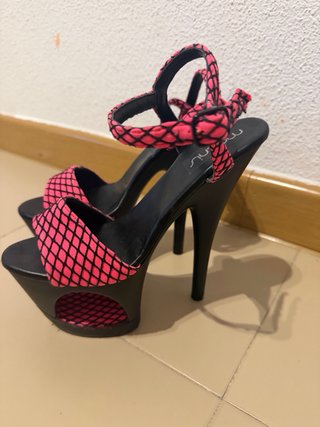 Tacones de plataforma rosa y negro