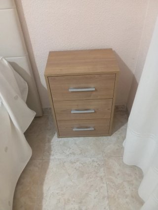 Cómoda de madera con 4 cajones