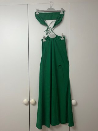 Vestido largo verde asimétrico
