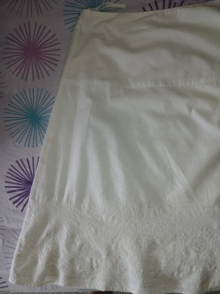 Falda blanca fresca bordada talla única