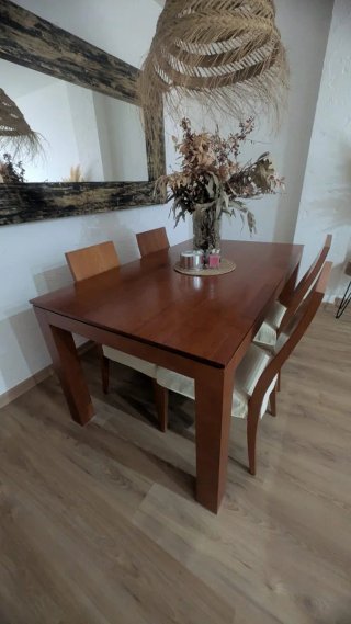 Mesa de comedor y 4 sillas