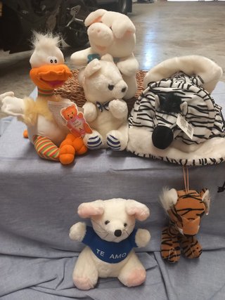 LOTE DE PELUCHES DE ANIMALES Y UNA MOCHILA