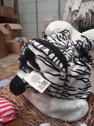 LOTE DE PELUCHES DE ANIMALES Y UNA MOCHILA