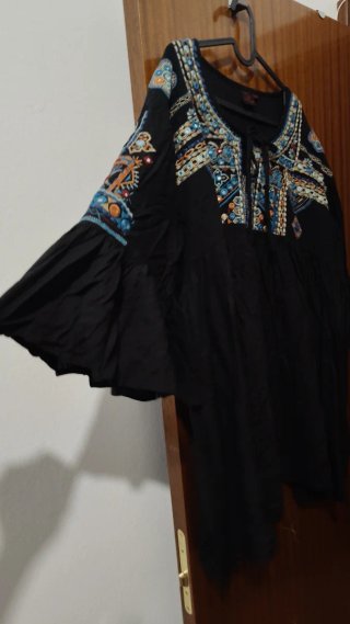 Vestido negro bordado