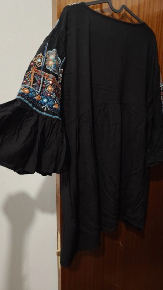 Vestido negro bordado