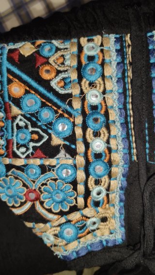 Vestido negro bordado