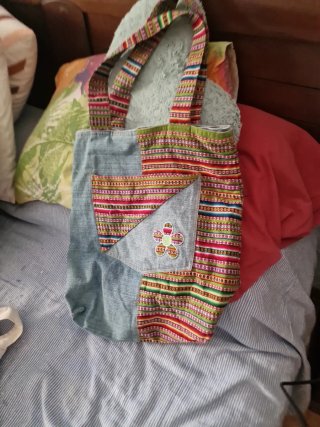 Bolso de tela vaquera y estampado étnico
