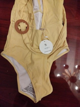 Bañador amarillo con detalle marrón