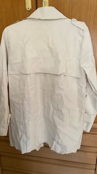 Gabardina blanca con forro verde