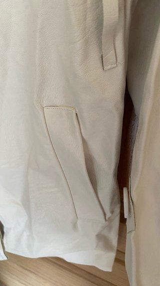 Gabardina blanca con forro verde