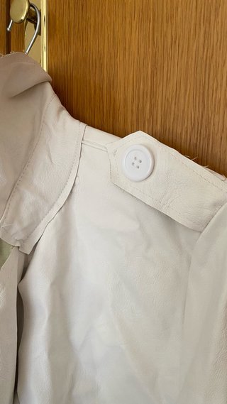 Gabardina blanca con forro verde