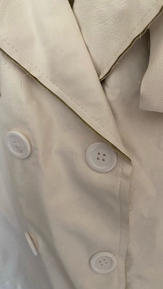 Gabardina blanca con forro verde