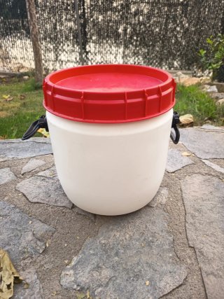 Bidón pequeño blanco con tapa roja