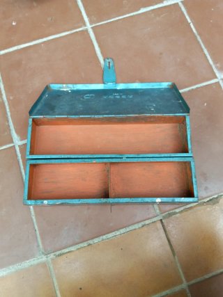 Caja de herramientas metálica azul antigua