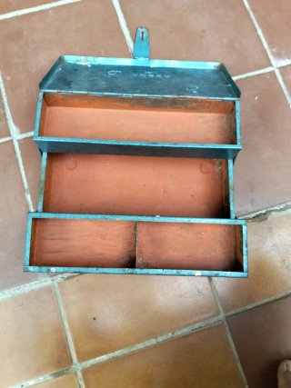 Caja de herramientas metálica azul antigua
